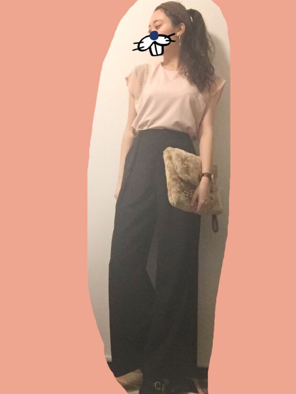 ピンク系のTシャツ/カットソー、ブラック系のパンツ、ベージュ系のクラッチバッグを着用したレディースの秋コーディネートの1枚目の写真