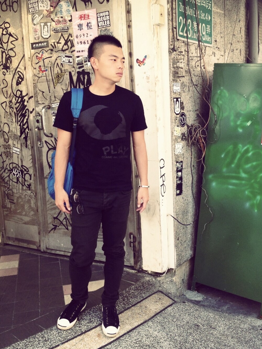 「GAP、COMME des GARCONS、converse、insight」｜「BLACK COMME des GARCONSのアイテム（Tシャツ/カットソー、ブラック系）」を使った、Neil Changさん（メンズ・165cm）の夏コーディネートの1枚目の写真