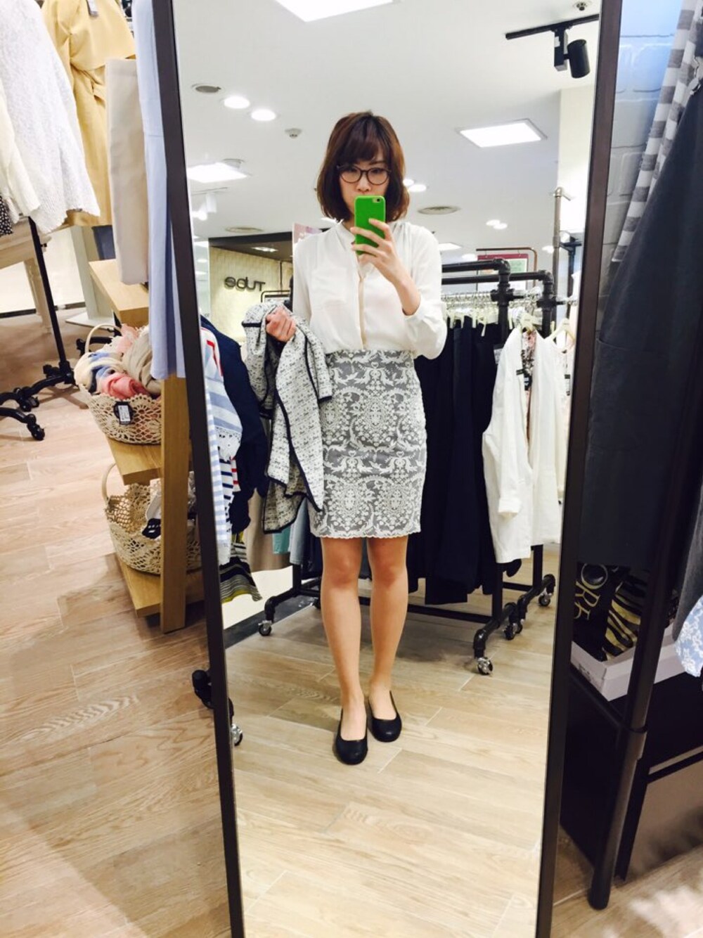 「スカート、シャツスタイル、office style、大人コーデ」｜「second floorのアイテム（スカート、グレー系）」を使った、exceptionさん（レディース・170cm）の春コーディネートの1枚目の写真