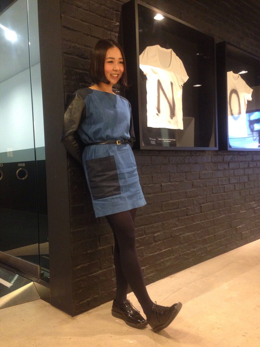 ブルー系のワンピース、ドレスシューズ、ブルー系のピアス(両耳用)を着用したレディースの秋コーディネートの1枚目の写真