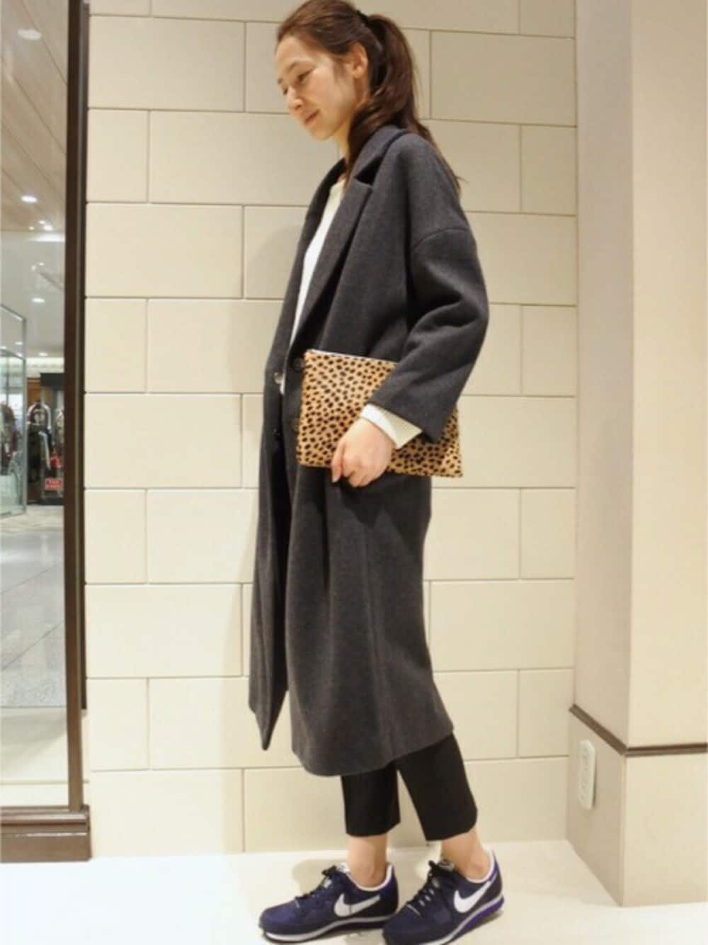 「スニーカー、NIKE、チェスターコート、クラッチバッグ、スニーカーコーデ、ワイドパンツ、秋服、Spick & Span(Spick & Span)」｜「Spick & Spanの1951MaisonFrancaiseショルダーツキクラッチ（クラッチバッグ、その他）」を使った、hoshiさん（レディース・166cm）の秋コーディネートの1枚目の写真