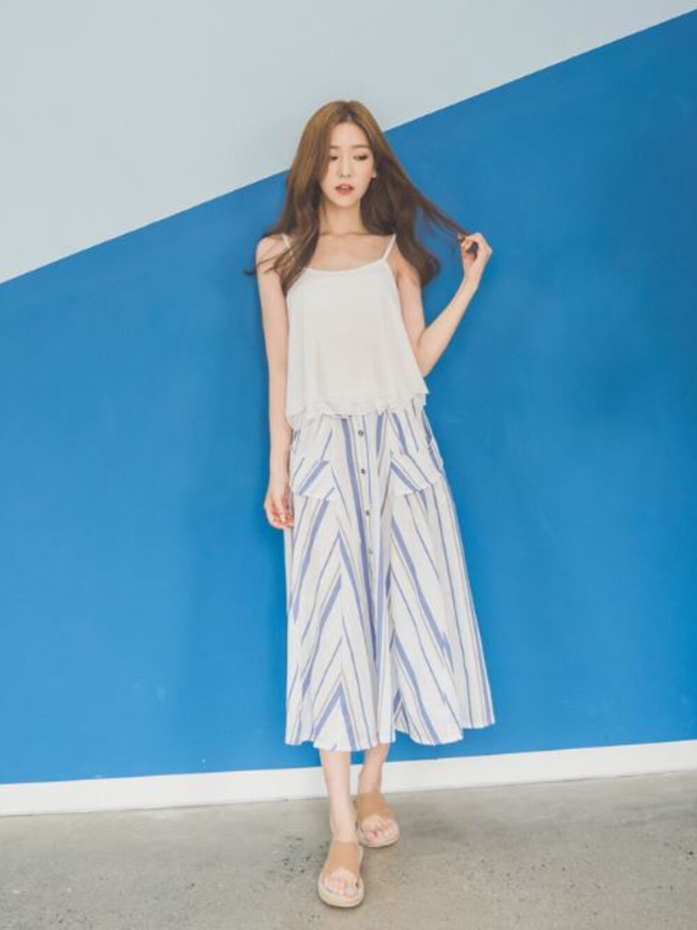 「 ロングスカート、 シンプルコーデ、 夏コーデ、今日のコーデ、 フェミニン、 ootd、 フェミニンスタイル、 韓国ファッション、 今日のコーディネート、 フレアキャミソール」｜「withipunのフレアキャミソール&ストライプロングスカートセットアップ（キャミソール、ホワイト系）」を使った、WithipunJpさん（レディース・165cm）の夏コーディネートの1枚目の写真