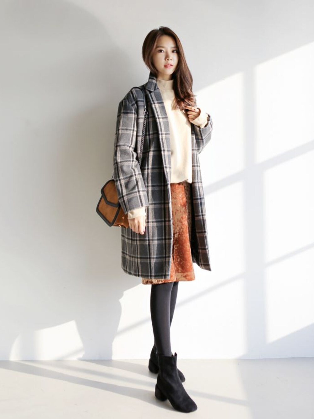 「大人カジュアル、 チェック柄、 休日スタイル、 大人コーデ、 シンプルコーデ、 ラフ、 ootd、 秋冬コーデ、 冬、 おとなカジュアル」｜「withipunのウール混チェックシングルロングコート（その他アウター、グレー系）」を使った、WithipunJpさん（レディース・165cm）の秋コーディネートの1枚目の写真