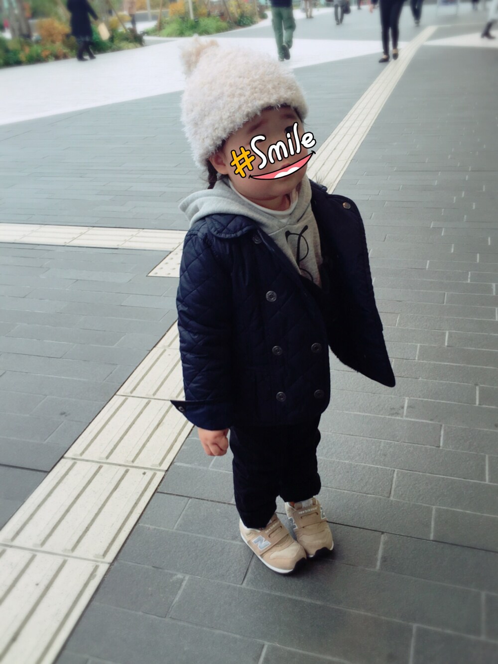 ホワイト系のTシャツ/カットソー、グレー系のパーカー、ブラック系のサロペット/オーバーオールを着用したキッズの冬コーディネートの1枚目の写真