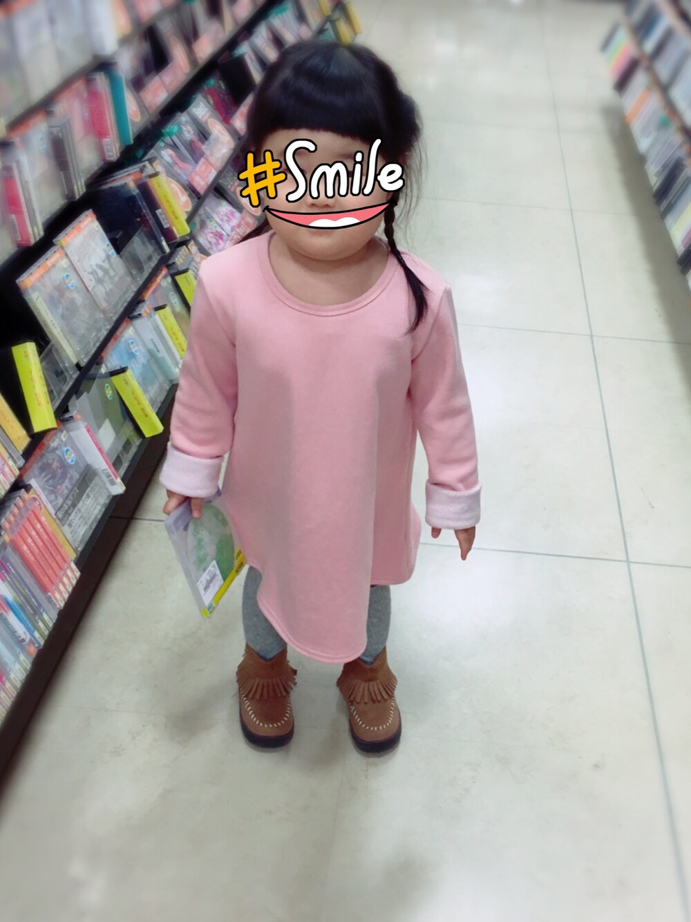 ピンク系のワンピース、ブラウン系のブーツ、グレー系のタイツ/ストッキングを着用したキッズの冬コーディネートの1枚目の写真