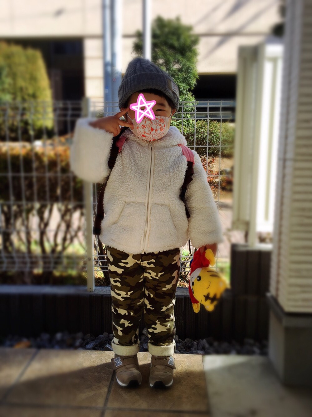 ホワイト系のジャケット/アウター、グリーン系のパンツ、ベージュ系のスニーカーを着用したキッズの冬コーディネートの1枚目の写真