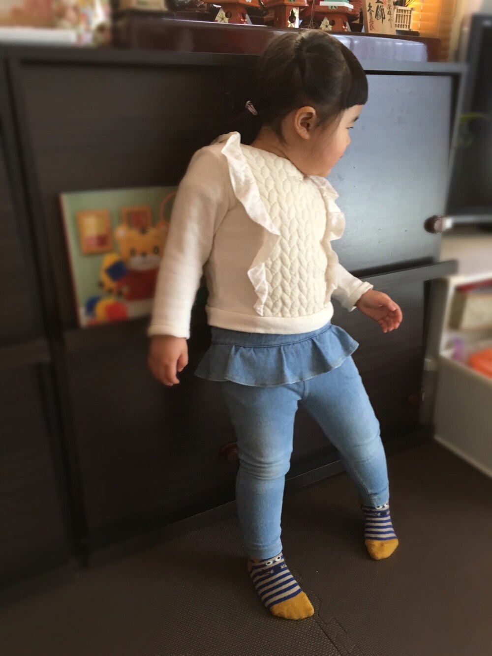 ホワイト系のスウェット、ブルー系のデニムパンツ、ブルー系のナイロンジャケットを着用したキッズの冬コーディネートの1枚目の写真