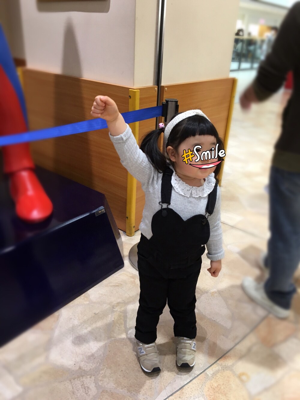 「娘、2歳5ヶ月、こどもコーデ、petit main、H&M、オーバーオール、ツインテール」｜「Handmadeのアイテム（ヘアバンド、ホワイト系）」を使った、meileeさん（キッズ・90cm）の春コーディネートの1枚目の写真