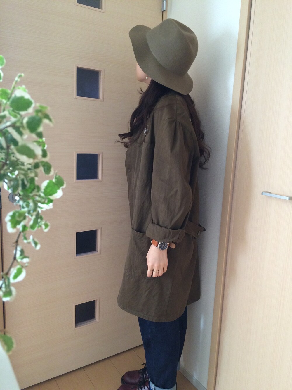 グリーン系のジャケット/アウター、ブルー系のデニムパンツ、レッド系のその他シューズを着用したレディースの冬コーディネートの1枚目の写真