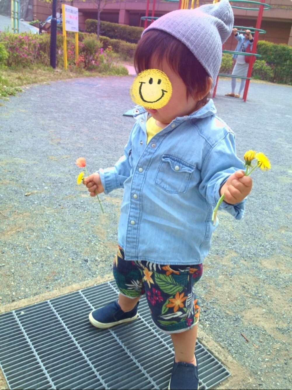 「ショートパンツ、スリッポン、花柄パンツ、青×黄、春のレジャースタイル」｜「スリッポン（スニーカー、ブルー系）」を使った、souさん（キッズ・80cm）の春コーディネートの1枚目の写真