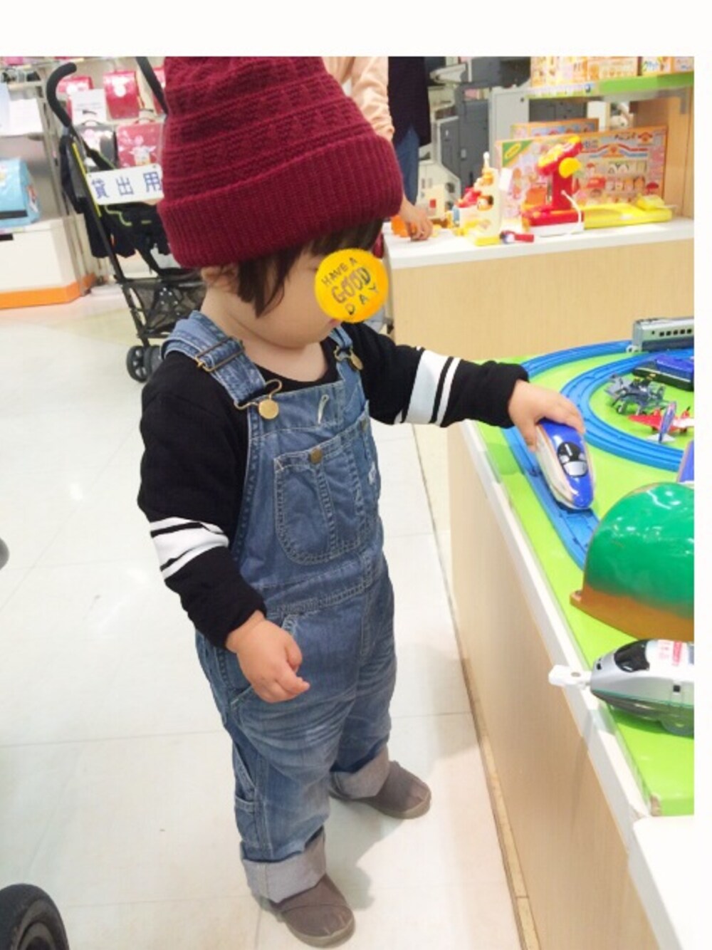 「ニット帽、赤×黒」｜「LeeのLeeKIDS OVERALLS（サロペット/オーバーオール、ブルー系）」を使った、souさん（キッズ・80cm）の秋コーディネートの1枚目の写真