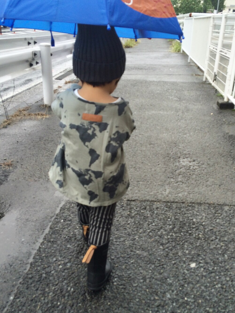 「レインブーツ、kids、ニット帽」｜「arkamamaのアイテム（Tシャツ/カットソー、グリーン系）」を使った、souさん（キッズ・90cm）の秋コーディネートの1枚目の写真