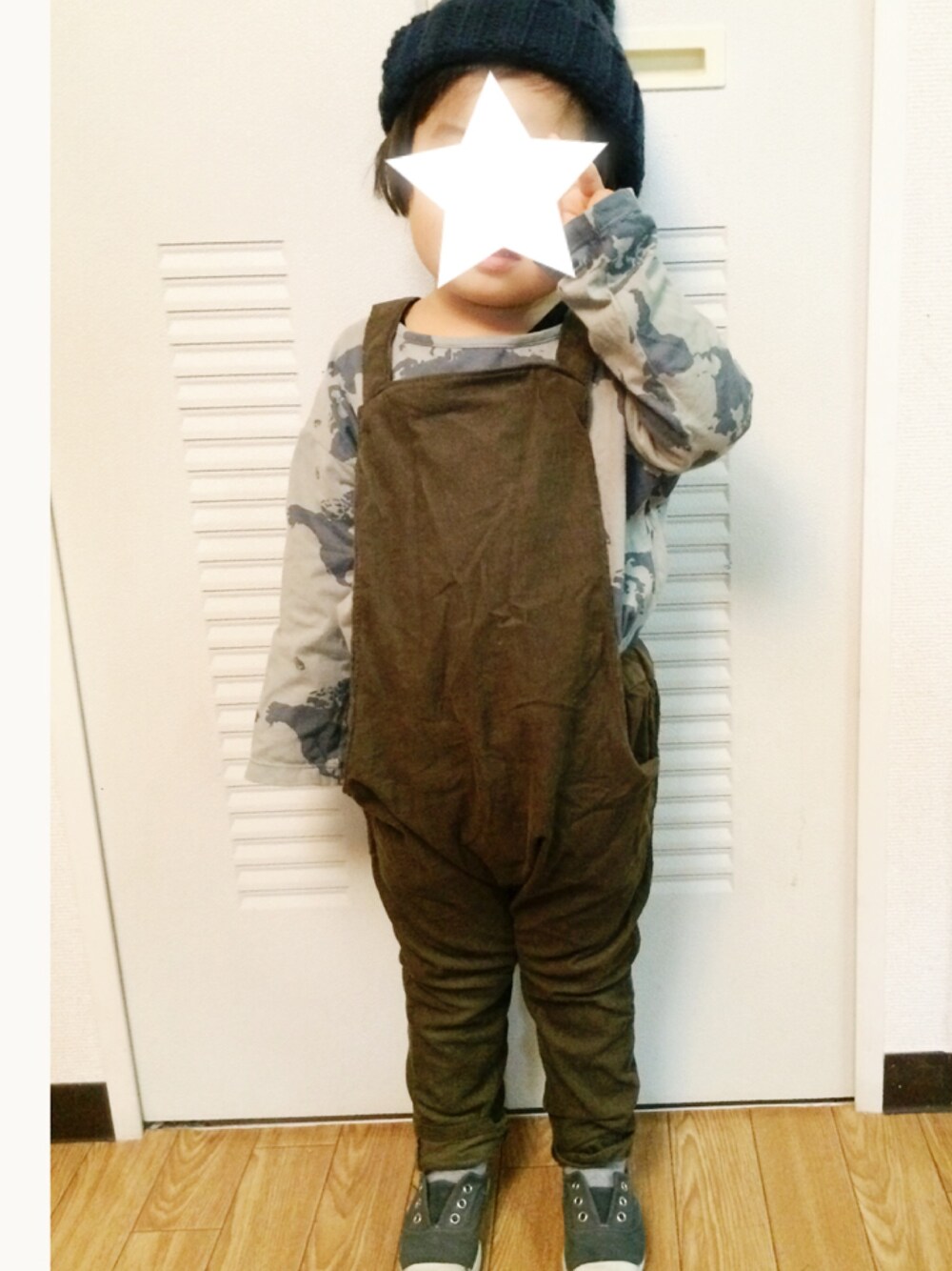 「kids、男の子、サロペット、3歳、ニット帽」｜「arkakamaのアイテム（Tシャツ/カットソー、グリーン系）」を使った、souさん（キッズ・90cm）の冬コーディネートの1枚目の写真