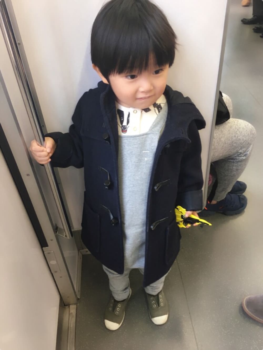 「キッズファッション」｜「gray lavelのアイテム（サロペット/オーバーオール、グレー系）」を使った、souさん（キッズ・90cm）の冬コーディネートの1枚目の写真