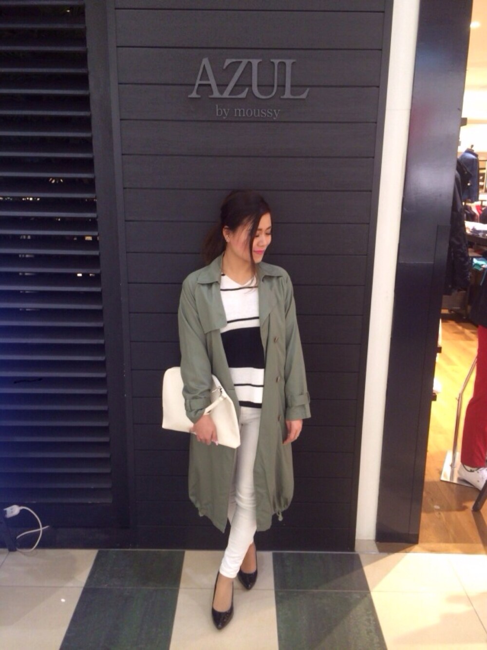 「AZUL by moussy、AZUL、トレンチコート、カーキ、トレンド、パンツスタイル」｜「AZUL by moussyのコットントレンチコート（トレンチコート、グリーン系）」を使った、yukika ooyamaさん（レディース・159cm）の春コーディネートの1枚目の写真
