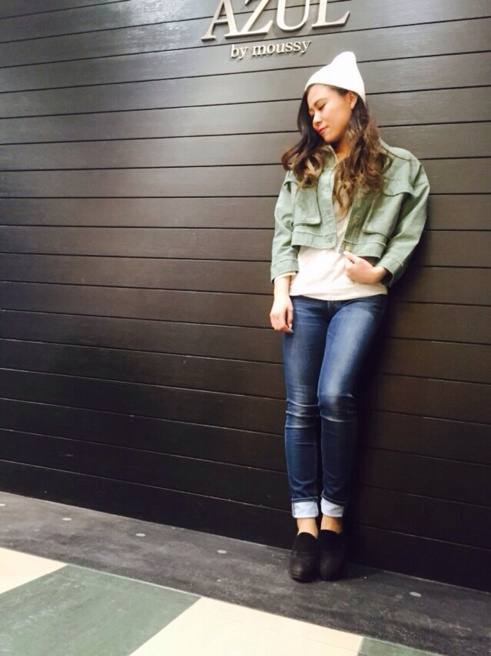 「AZUL by moussy、AZUL、カーキ、デニム、ネイティブ柄」｜「AZUL by moussyのC SLVロゴプレートニットワッチ（キャップ、ホワイト系）」を使った、yukika ooyamaさん（レディース・159cm）の春コーディネートの1枚目の写真