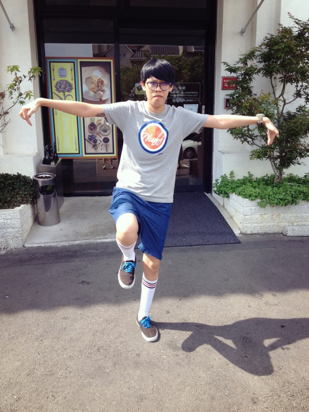 「VANS、UNIQLO、converse、neff」｜「UNIQLOのアイテム（その他パンツ、ブルー系）」を使った、Sun Chengさん（メンズ・173cm）の夏コーディネートの1枚目の写真