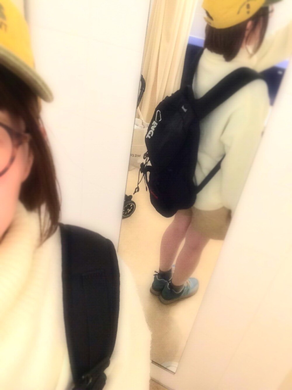 ブルー系のスニーカー、ベージュ系のパンツ、ホワイト系のニット/セーターを着用したレディースの冬コーディネートの1枚目の写真