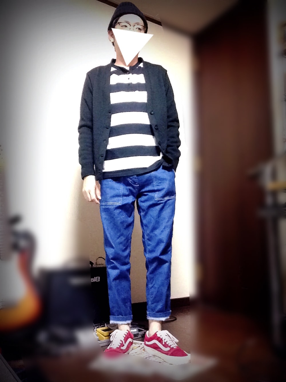「VANS、オールドスクール、ボーダー、9分丈パンツ、カーディガン、赤いスニーカー、ニット帽、めがね、ベイカーパンツ、デニム」｜「GLOBAL WORKのメンアサリブワッチ/566769（ニットキャップ/ビーニー、ブラック系）」を使った、よはん・りーべるとさん（メンズ・170cm）の秋コーディネートの1枚目の写真