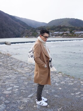 「travel」｜「アイテム（チェスターコート）」を使った、charles lamさん（メンズ・178cm）の春コーディネート