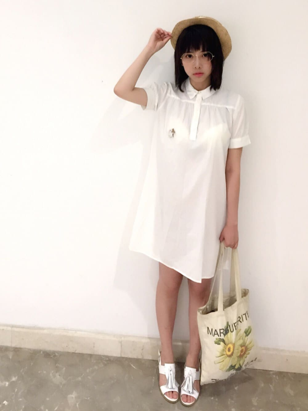 ホワイト系のワンピース、ホワイト系のサンダル、その他のバッグを着用したレディースの夏コーディネートの1枚目の写真