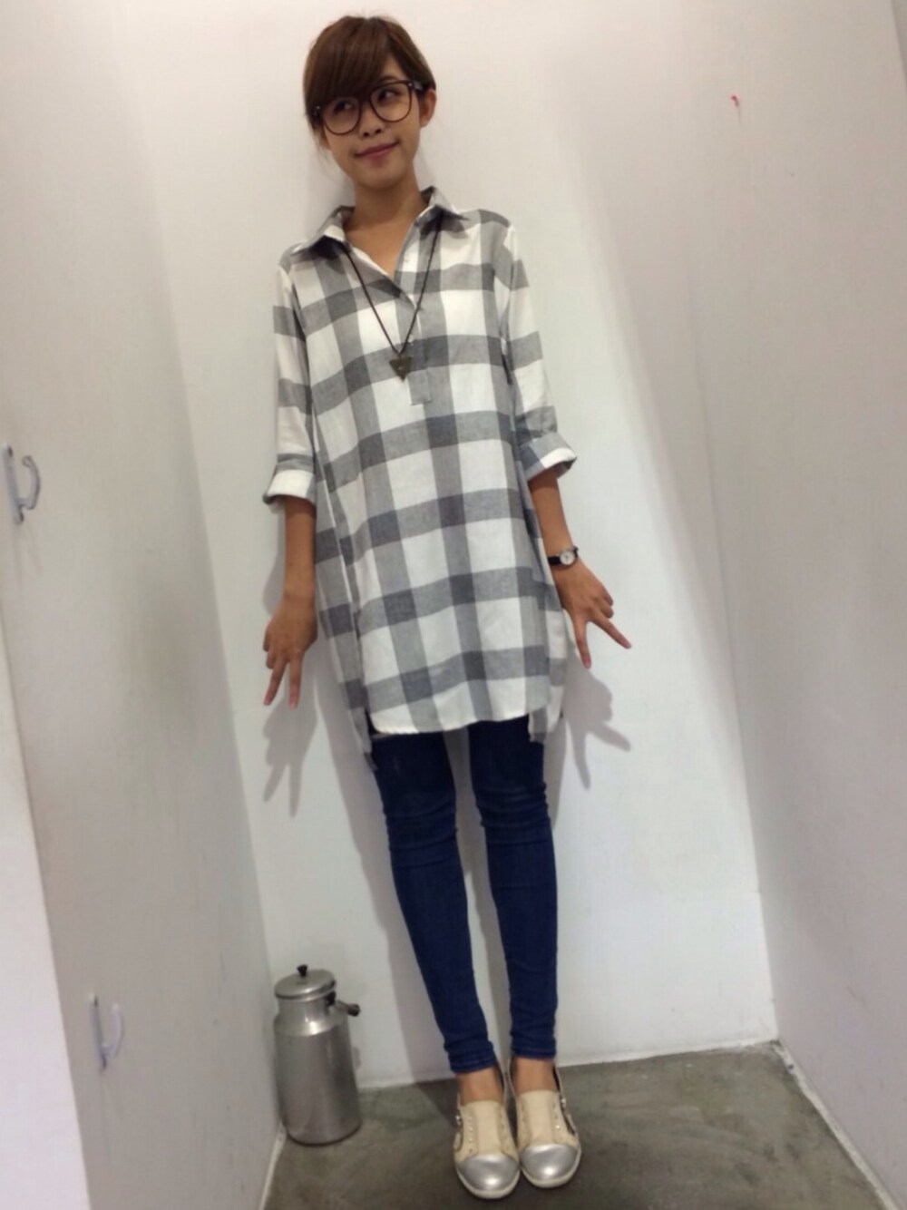 「A dress a dayのアイテム（シャツ/ブラウス、グレー系）」を使った、陳摸摸さん（レディース・166cm）の夏コーディネートの1枚目の写真