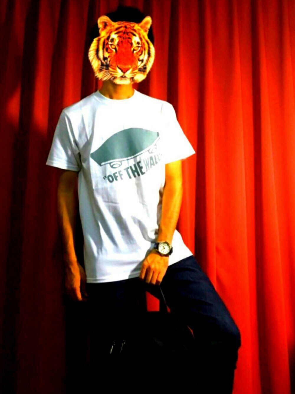 ホワイト系のTシャツ/カットソー、ブラック系のバックパック/リュック、ブルー系のデニムパンツを着用したメンズの春コーディネートの1枚目の写真