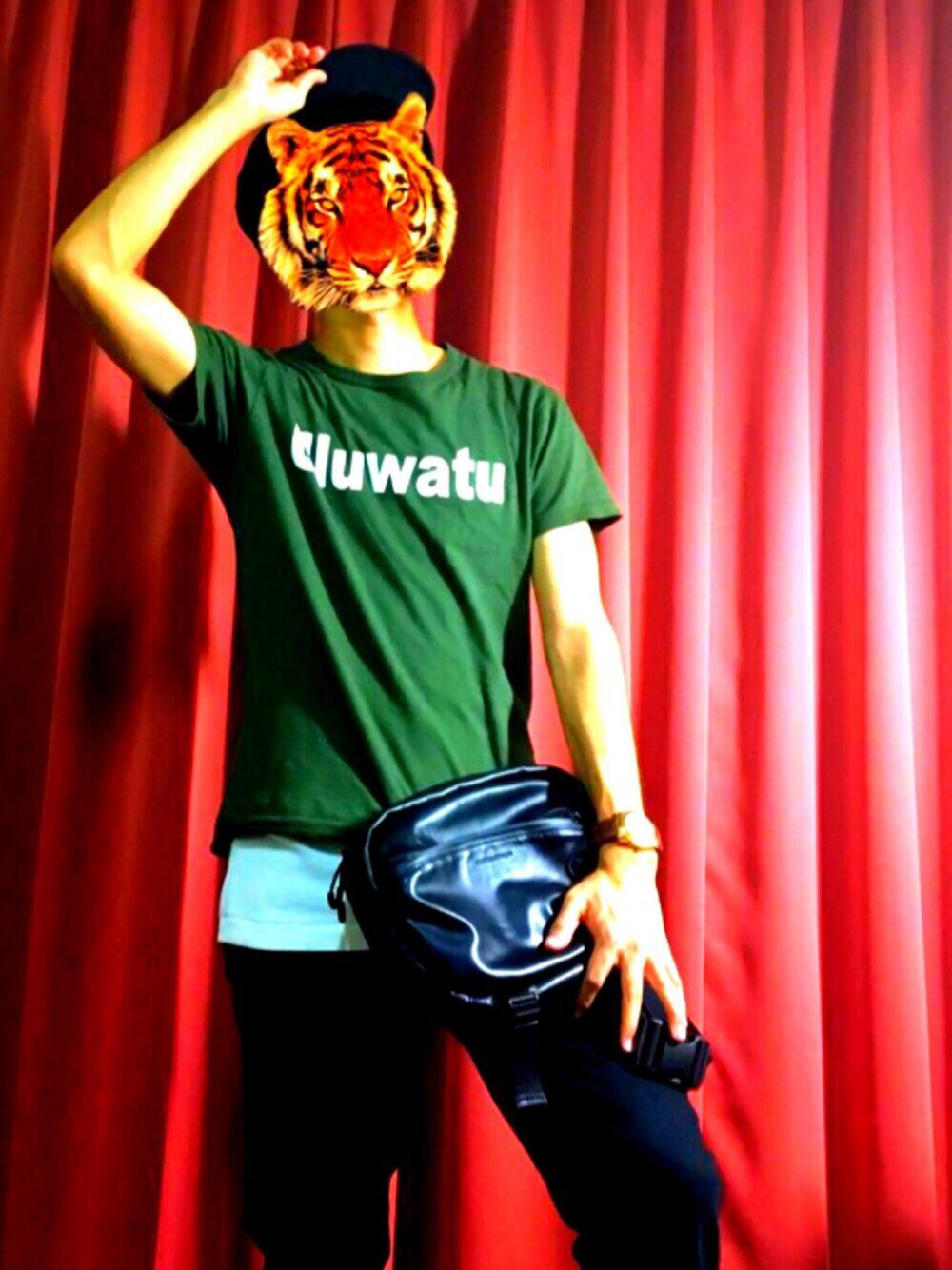 「シンプル、夏、オトナカジュアル、カジュアル、タンクトップ、キャップ、Tシャツ、黒スキニー、サンダル、レイヤードスタイル」｜「Lui'sのLui's 丸胴タンクトップ（NEW)（タンクトップ、ホワイト系）」を使った、easymaさん（メンズ・160cm）の夏コーディネートの1枚目の写真