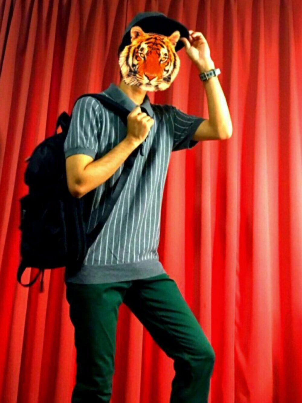 ブラック系のバックパック/リュック、グレー系のポロシャツ、グリーン系のその他パンツを着用したメンズの夏コーディネートの1枚目の写真