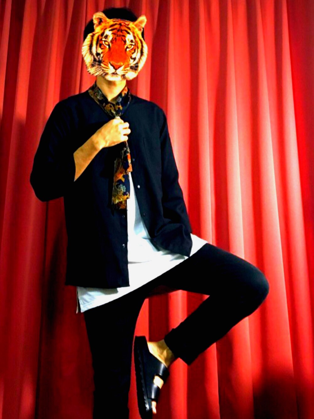 ホワイト系のTシャツ/カットソー、ブラック系のシャツ/ブラウス、ブラック系のサンダルを着用したメンズの夏コーディネートの1枚目の写真