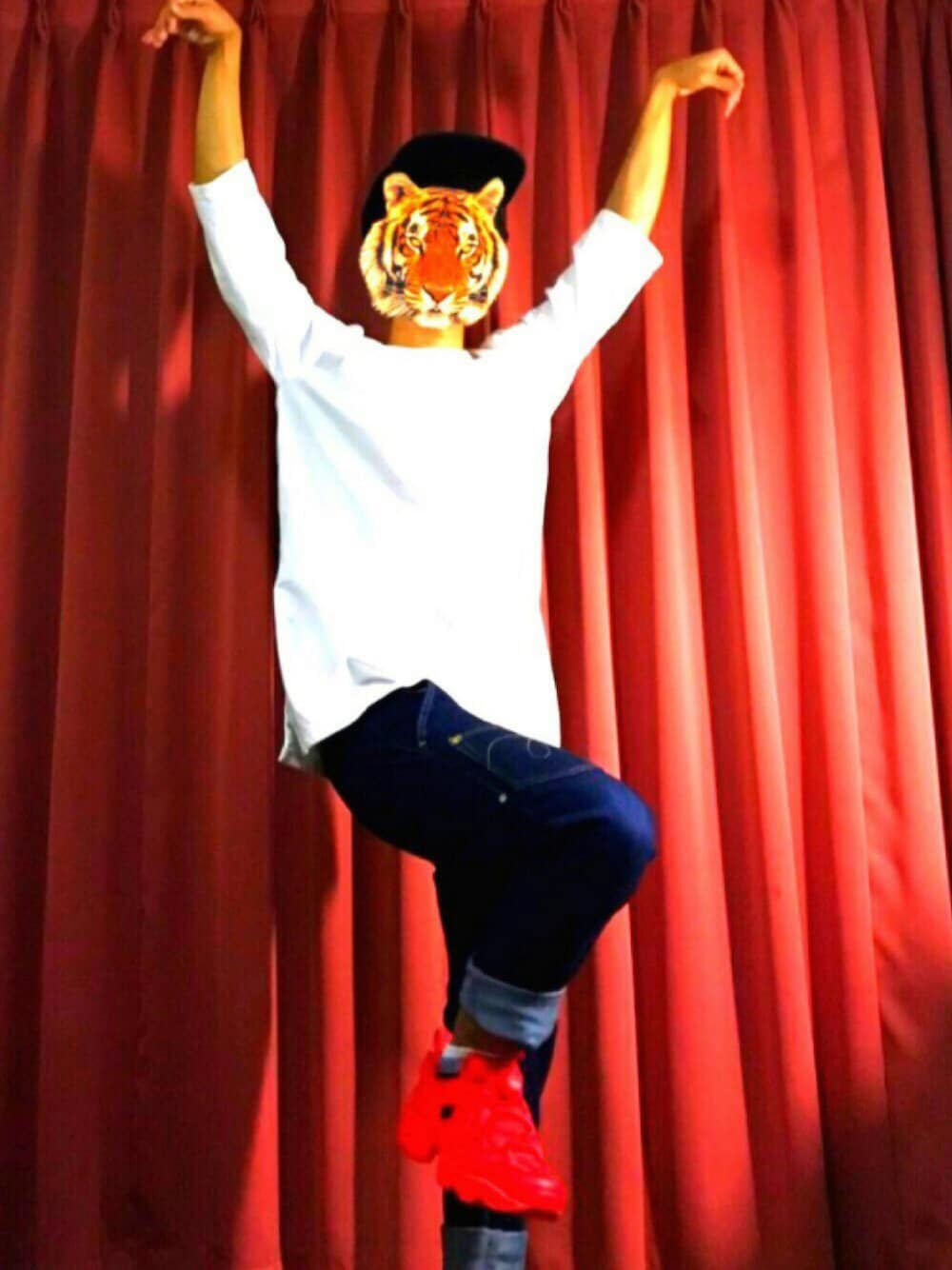 ブルー系のデニムパンツ、ホワイト系のTシャツ/カットソー、レッド系のスニーカーを着用したメンズの夏コーディネートの1枚目の写真