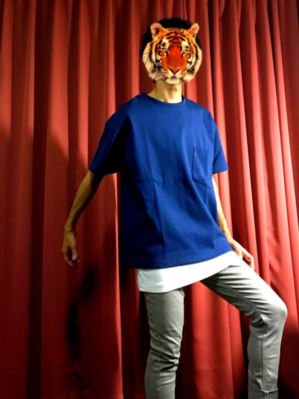 ブルー系のTシャツ/カットソー、ホワイト系のタンクトップ、グレー系のその他パンツを着用したメンズの夏コーディネートの1枚目の写真