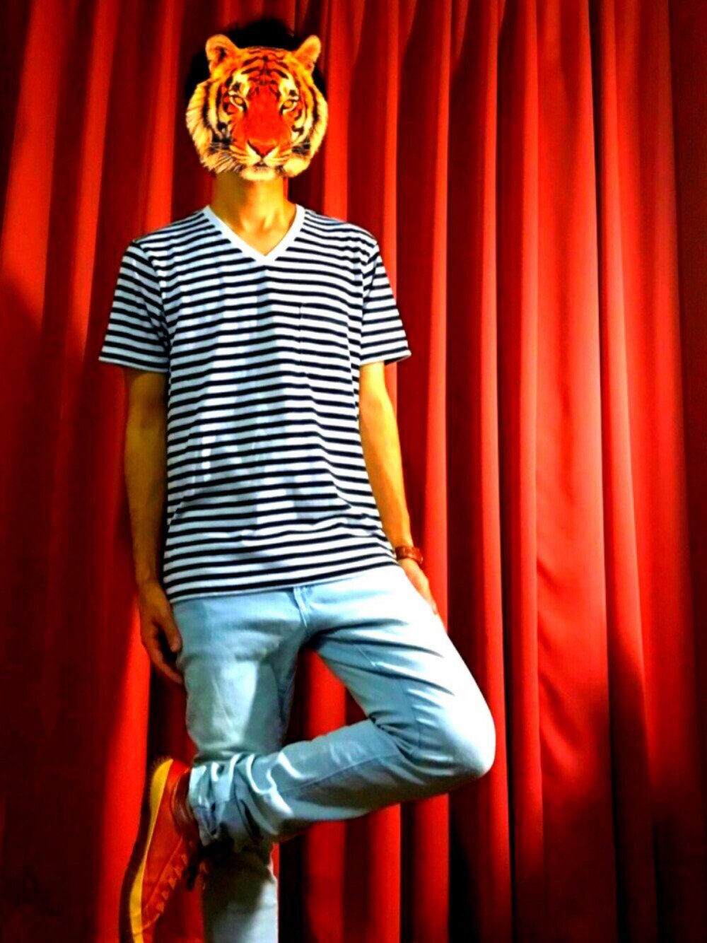 ホワイト系のTシャツ/カットソー、ブルー系のデニムパンツ、ブラウン系のスニーカーを着用したメンズの夏コーディネートの1枚目の写真