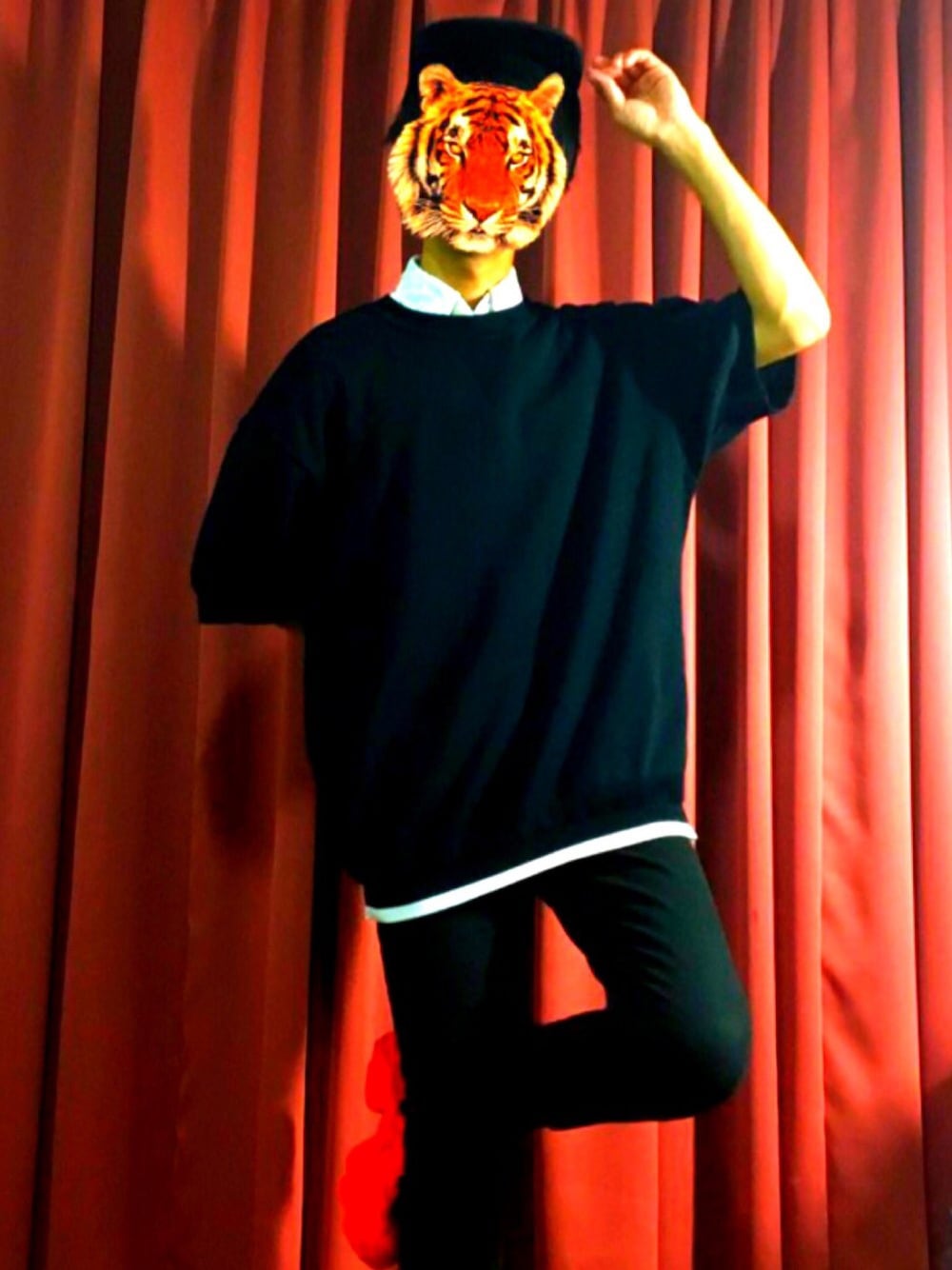 ブラック系のニット/セーター、レッド系のスニーカー、ブラック系のその他パンツを着用したメンズの夏コーディネートの1枚目の写真