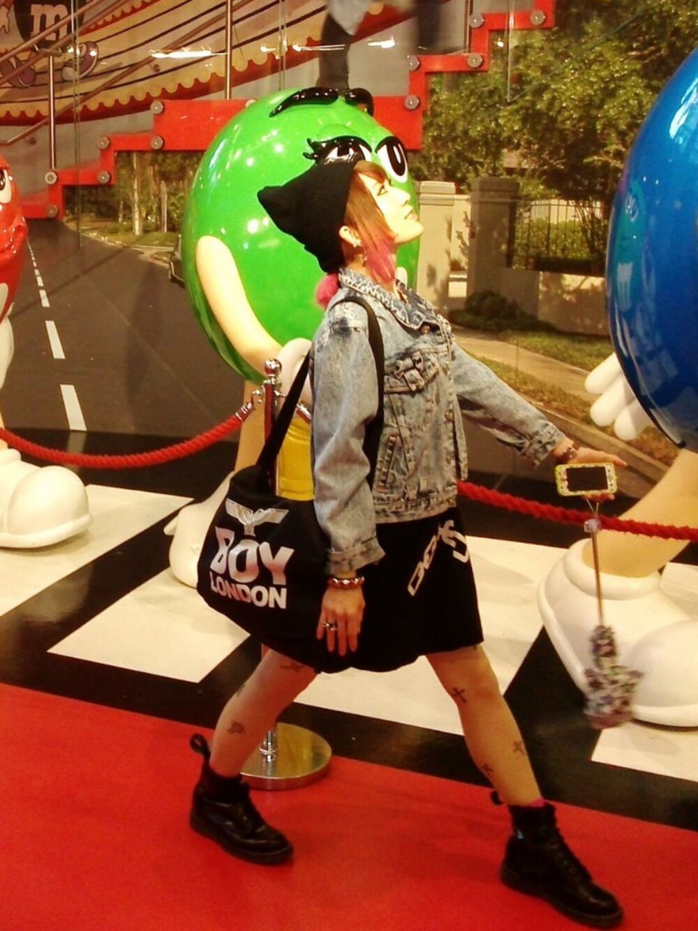 ブルー系のデニムジャケット、ブラック系のTシャツ/カットソー、ブラック系のショルダーバッグを着用したレディースの冬コーディネートの1枚目の写真