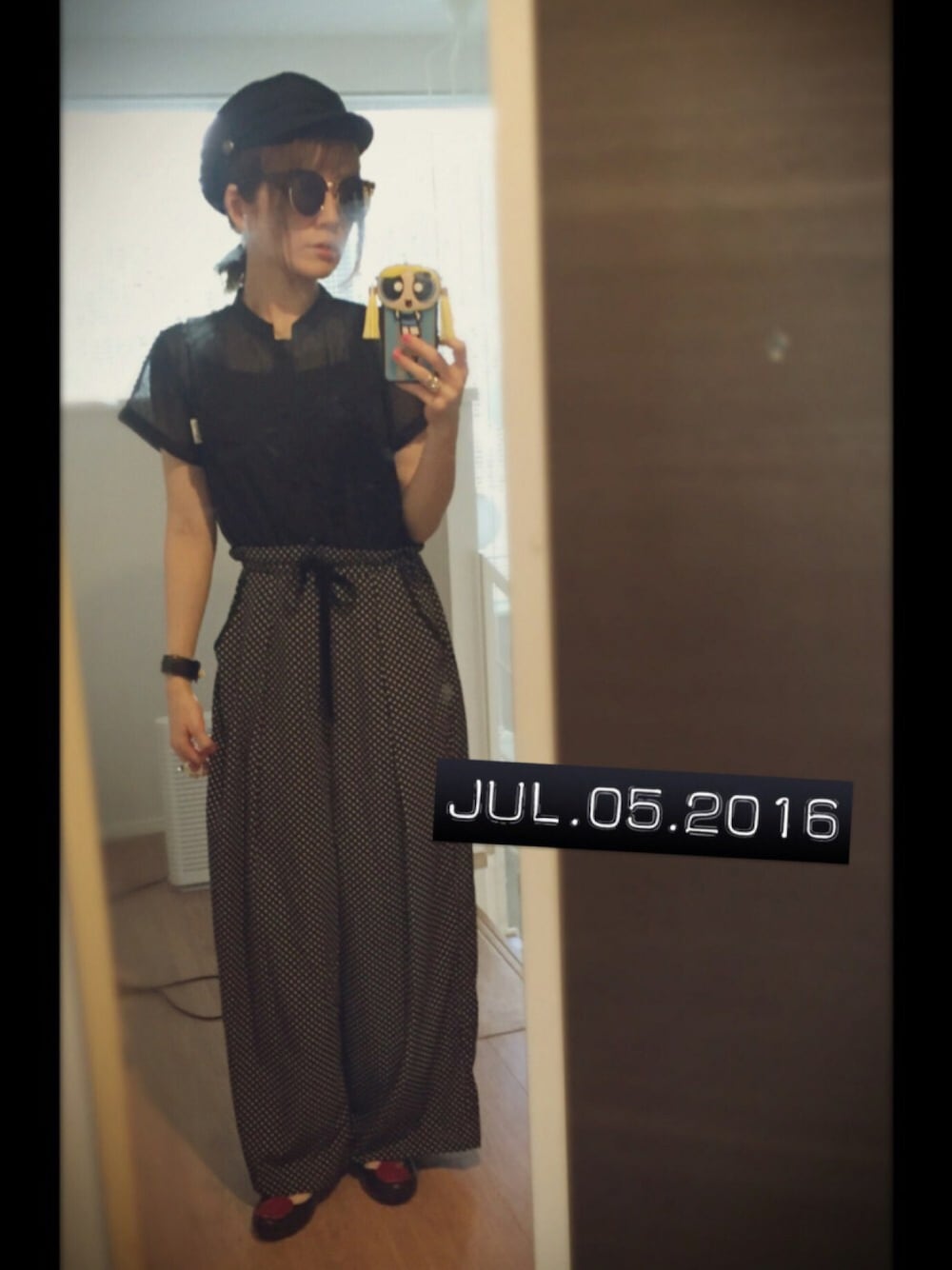 ブラック系のつなぎ/オールインワン、ブラック系のバレエシューズ、ブルー系のスマホケース/カバーを着用したレディースの夏コーディネートの1枚目の写真