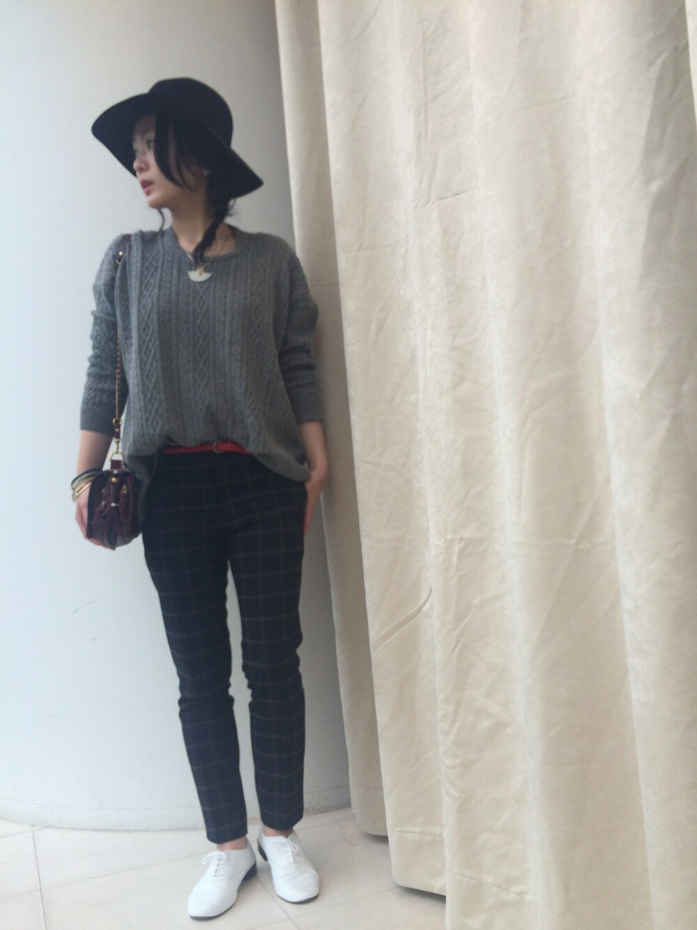 「ボルドー、ケーブルニット、代官山、チェックパンツ、repetto、ウエストイン、ツバ広ハット、HELIOPOLE(HELIOPOLE)」｜「HELIOPOLEのRepetto レースアップシューズ/ZIZI（その他シューズ、ブラック系）」を使った、i_k_u_m_iさん（レディース・157cm）の秋コーディネートの1枚目の写真