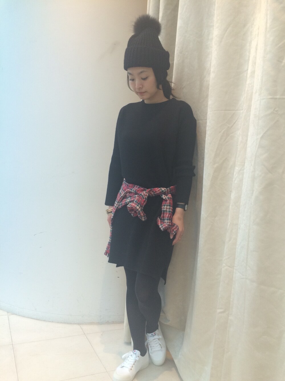 「チェックシャツ、ニット帽、ニットワンピース、代官山、SpringCourt、HELIOPOLE(HELIOPOLE)、ワンピース×スニーカー」｜「HELIOPOLEのheliopole　スクエアシルエット ニットワンピース（ワンピース、ブラック系）」を使った、i_k_u_m_iさん（レディース・157cm）の秋コーディネートの1枚目の写真