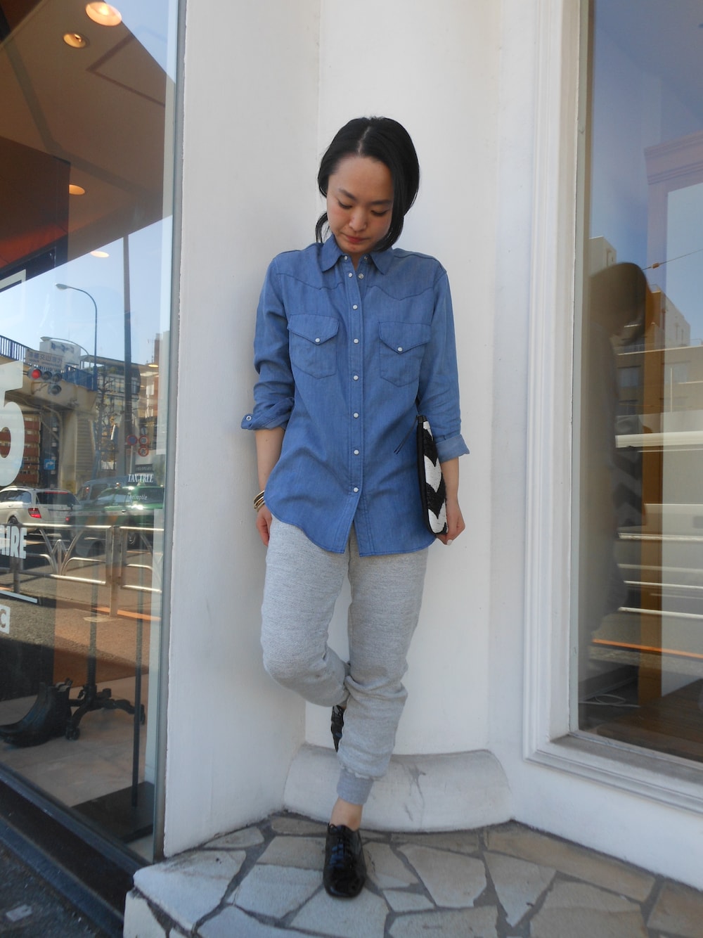 「スウェットパンツ、オーバーサイズ、代官山、repetto、ウエスタンシャツ、HELIOPOLE(HELIOPOLE)、forte_forte」｜「HELIOPOLEのRepetto レースアップシューズ/ZIZI（その他シューズ、ブラック系）」を使った、i_k_u_m_iさん（レディース・157cm）の冬コーディネートの1枚目の写真