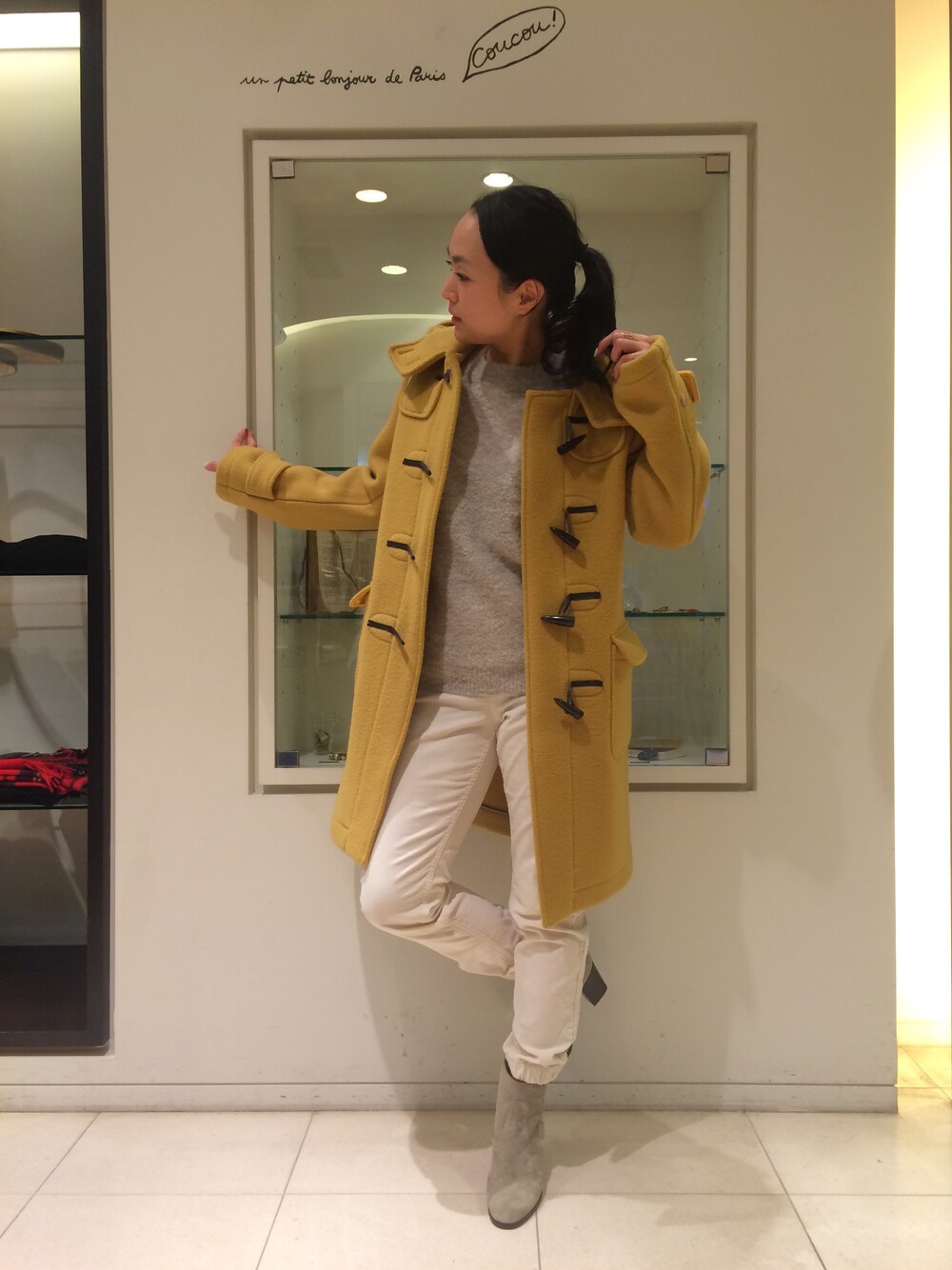 「ニット、ショートブーツ、代官山、MACKINTOSH、ロング丈ダッフル、ホワイトパンツ、アルパカ、HELIOPOLE(HELIOPOLE)」｜「HELIOPOLEのMACKINTOSH　ロングダッフルコート（ダッフルコート、ブルー系）」を使った、i_k_u_m_iさん（レディース・157cm）の冬コーディネートの1枚目の写真