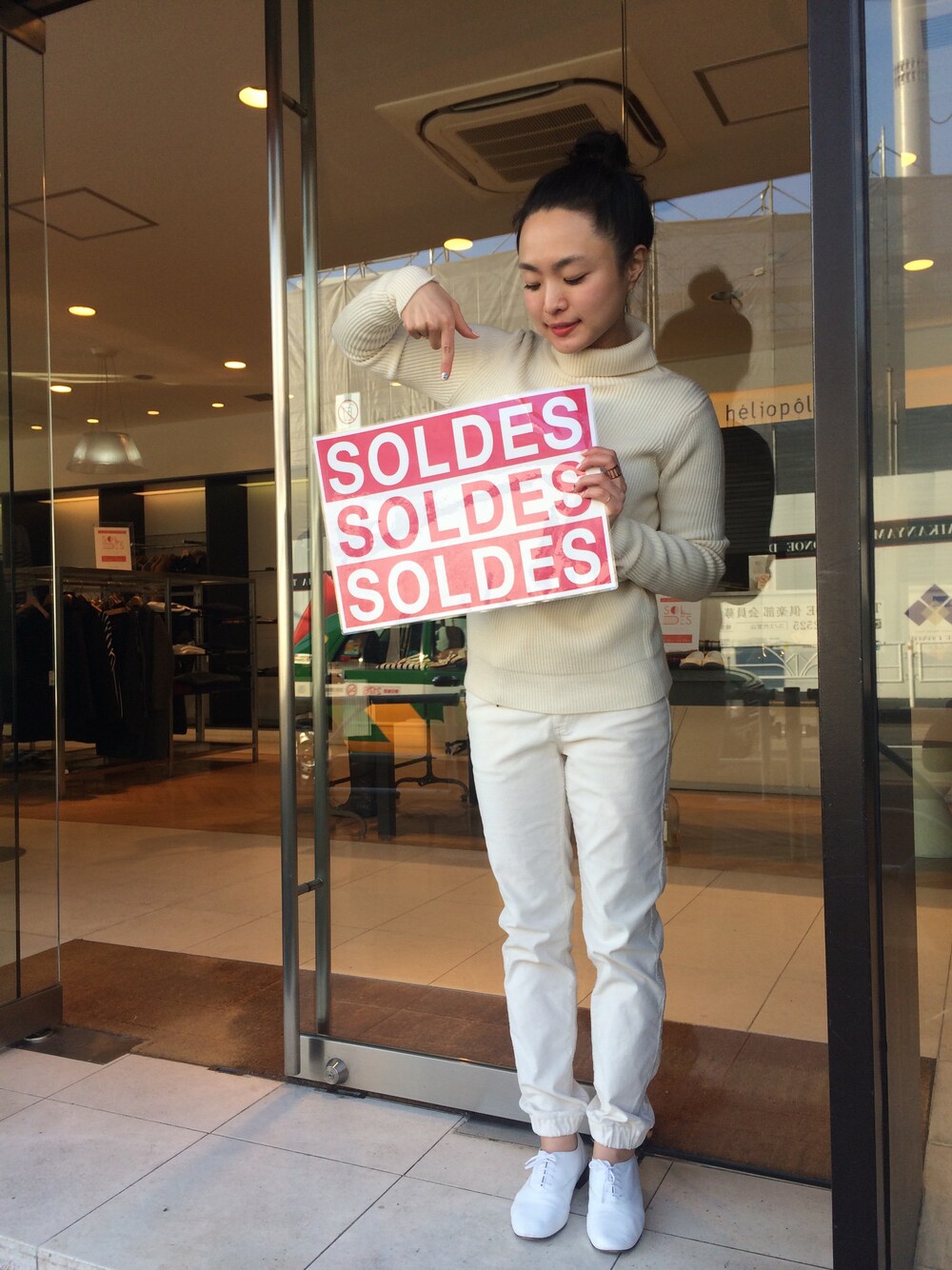 「代官山、repetto、オールホワイト、ホワイトパンツ、HELIOPOLE(HELIOPOLE)、おだんごヘアー、白のタートルネック、delave、紅白カラー2015」｜「HELIOPOLEのRepetto レースアップシューズ/ZIZI（その他シューズ、ブラック系）」を使った、i_k_u_m_iさん（レディース・158cm）の冬コーディネートの1枚目の写真