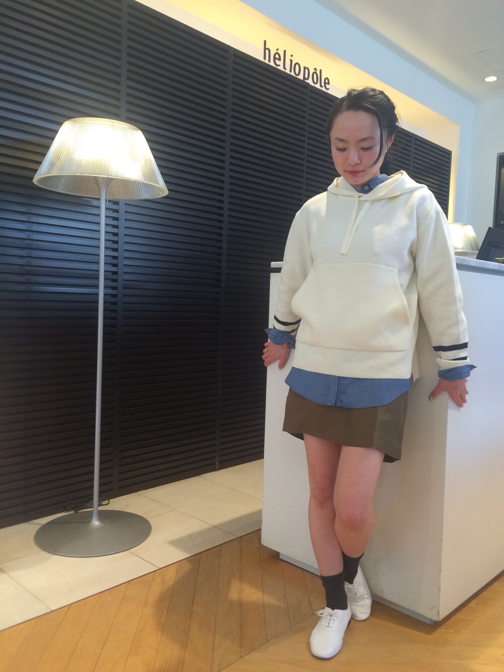 「パーカー、ミニスカート、デニムシャツ、代官山、repetto、ボーダートップス、HELIOPOLE(HELIOPOLE)」｜「HELIOPOLEの◆2015春夏 先行予約◆ heliopole ボーダーフーデットマリンプルオーバー（パーカー、ホワイト系）」を使った、i_k_u_m_iさん（レディース・158cm）の冬コーディネートの1枚目の写真