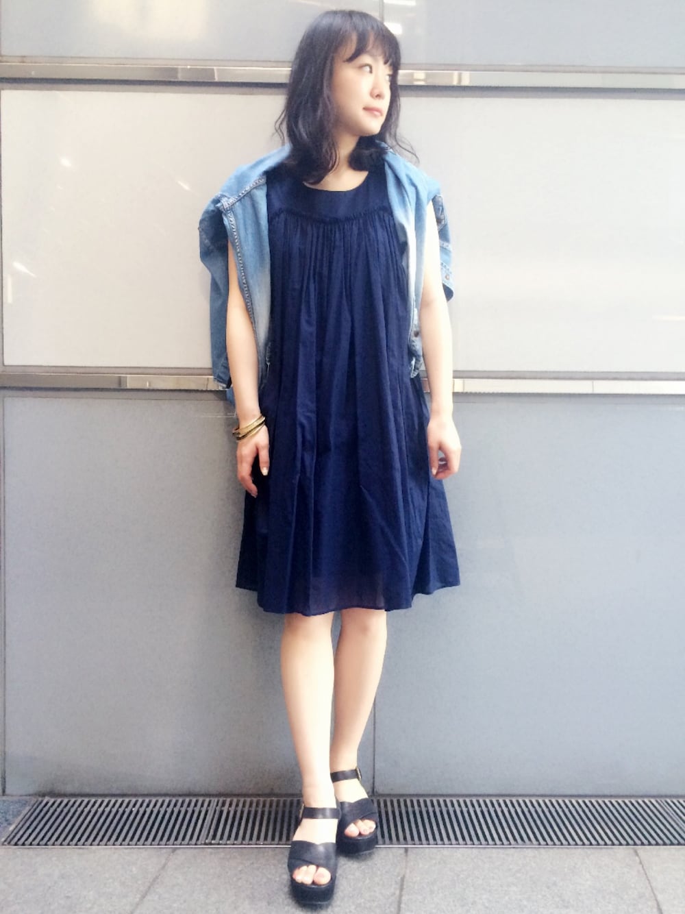「ワンピース、代官山、肩掛け、ドレス、大人コーデ、HELIOPOLE(HELIOPOLE)、黒髪、コンフォートサンダル、delave」｜「HELIOPOLEのheliopole　ふわっとノースリーブドレス（ワンピース、ブルー系）」を使った、i_k_u_m_iさん（レディース・158cm）の春コーディネートの1枚目の写真