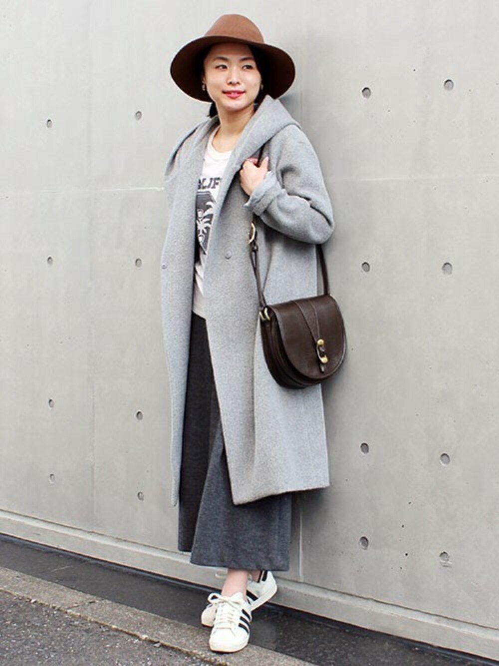 「パンツ、グレー、ワントーンコーデ、ハット、ロングコート、赤リップ、addidas、superstar80's」｜「HELIOPOLEの≪新作≫heliopole　アンゴラフード付きガウンコート（その他アウター、グレー系）」を使った、i_k_u_m_iさん（レディース・158cm）の秋コーディネートの1枚目の写真