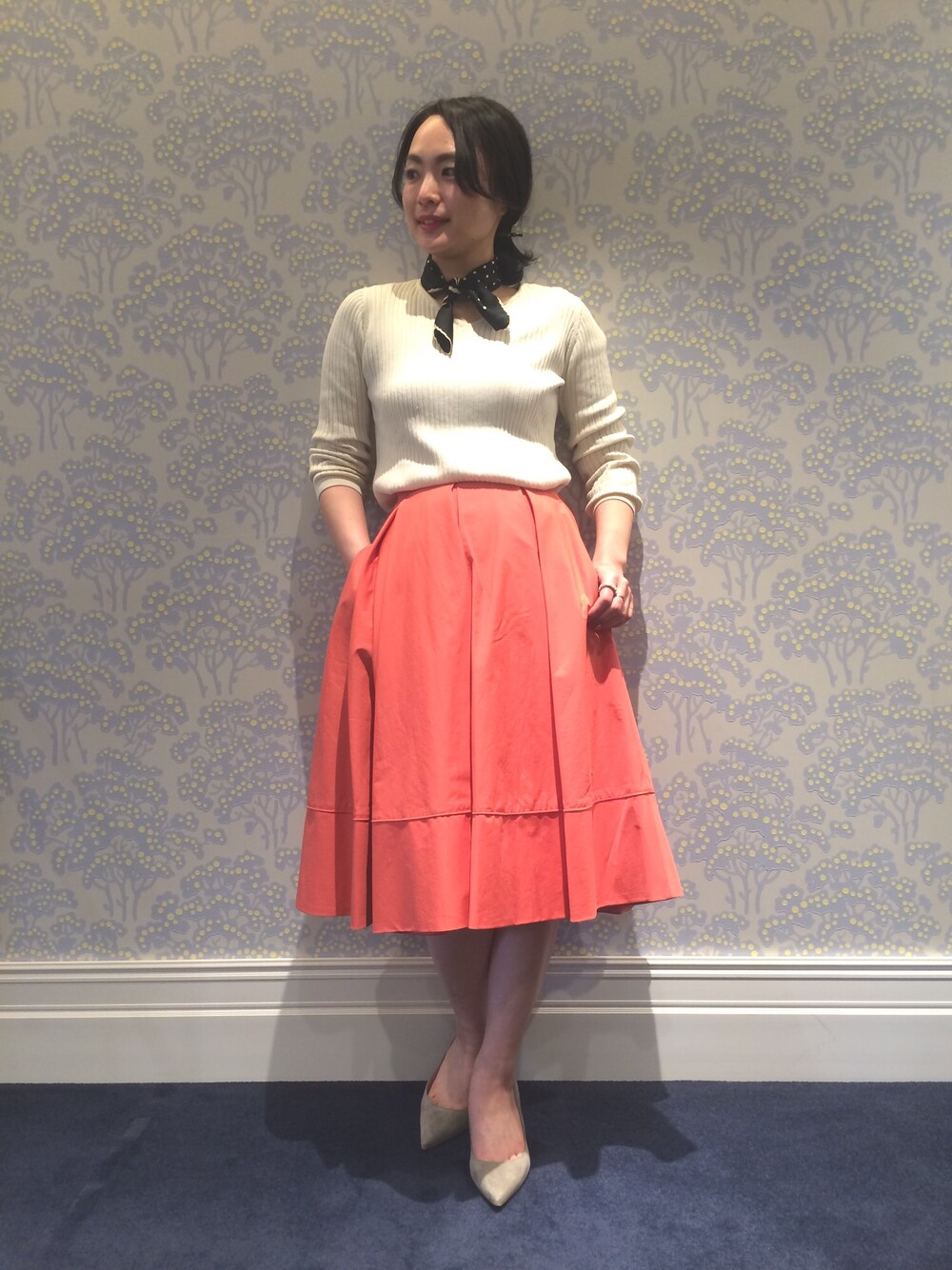 グレー系のパンプス、ホワイト系のニット/セーターを着用したレディースの春コーディネートの1枚目の写真