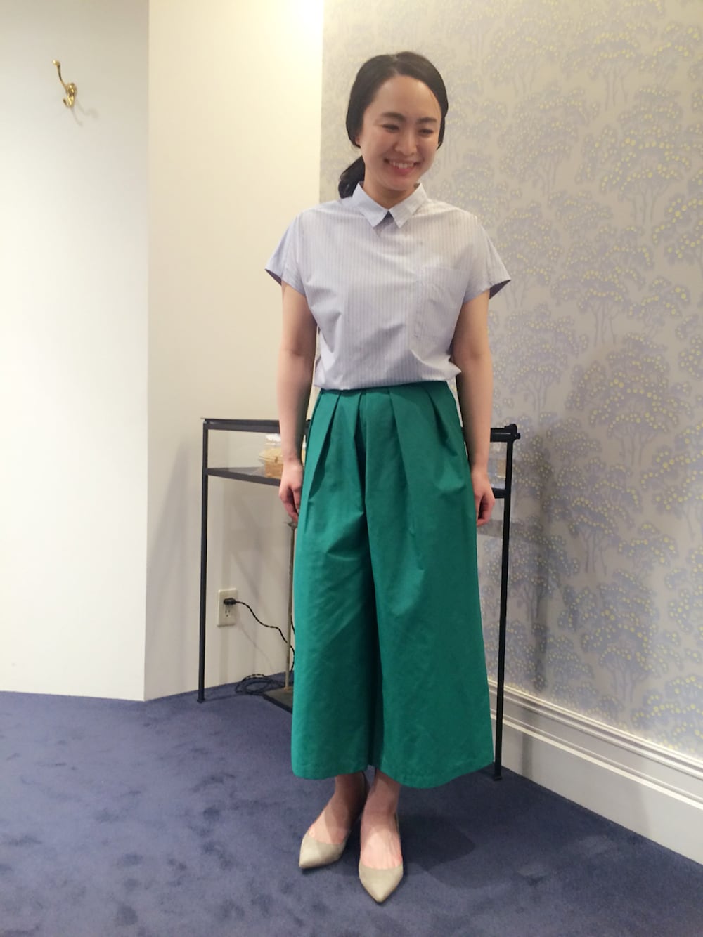 グリーン系のその他パンツ、ブルー系のシャツ/ブラウス、グレー系のパンプスを着用したレディースの春コーディネートの1枚目の写真