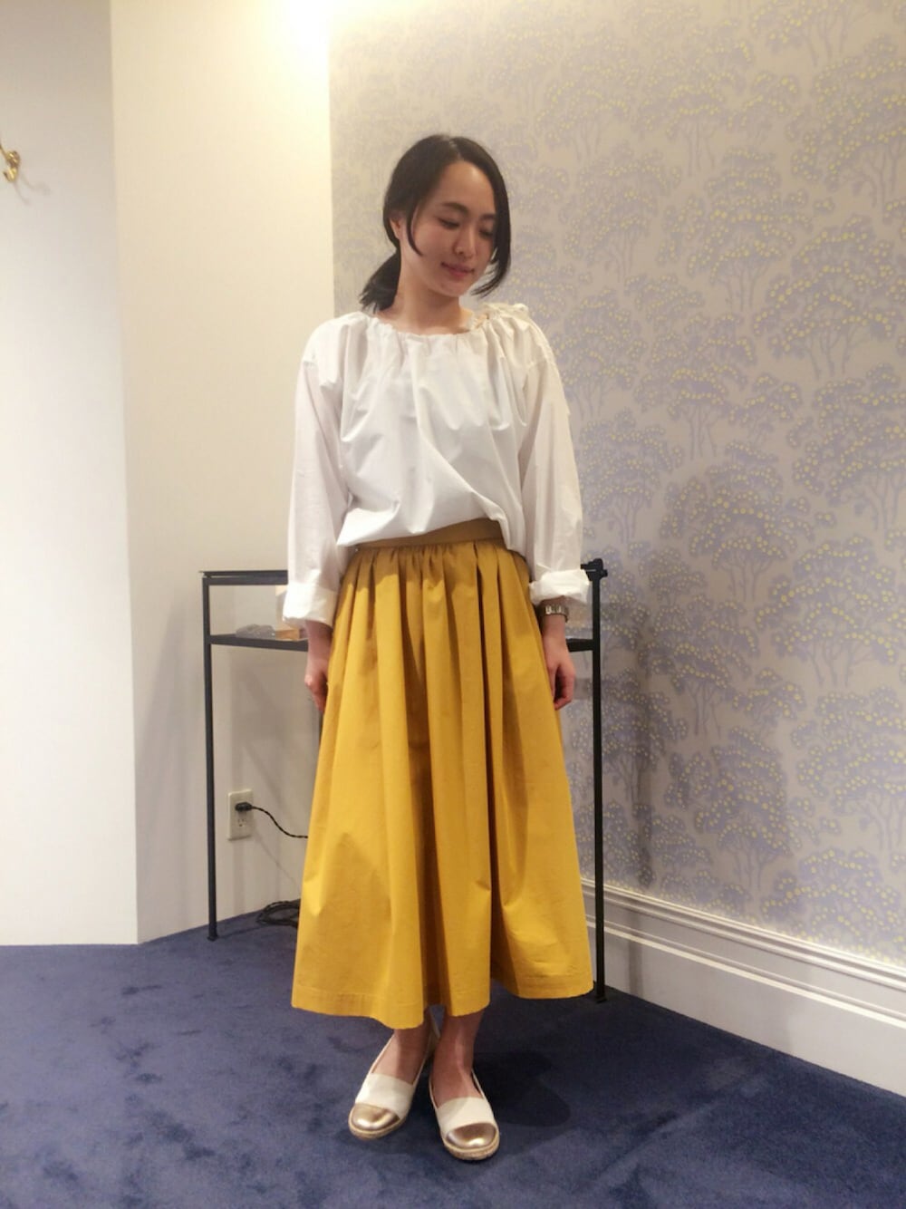 「オトナカジュアル、ゆるコーデ、HELIOPOLE(HELIOPOLE)、代官山、スカート、SOFIE D'HOORE、エスパトリーユ」｜「HELIOPOLEの≪予約≫【LEE　3月号掲載】heliopole タイプライターストレッチタックギャザースカート（スカート、イエロー系）」を使った、i_k_u_m_iさん（レディース・158cm）の春コーディネートの1枚目の写真
