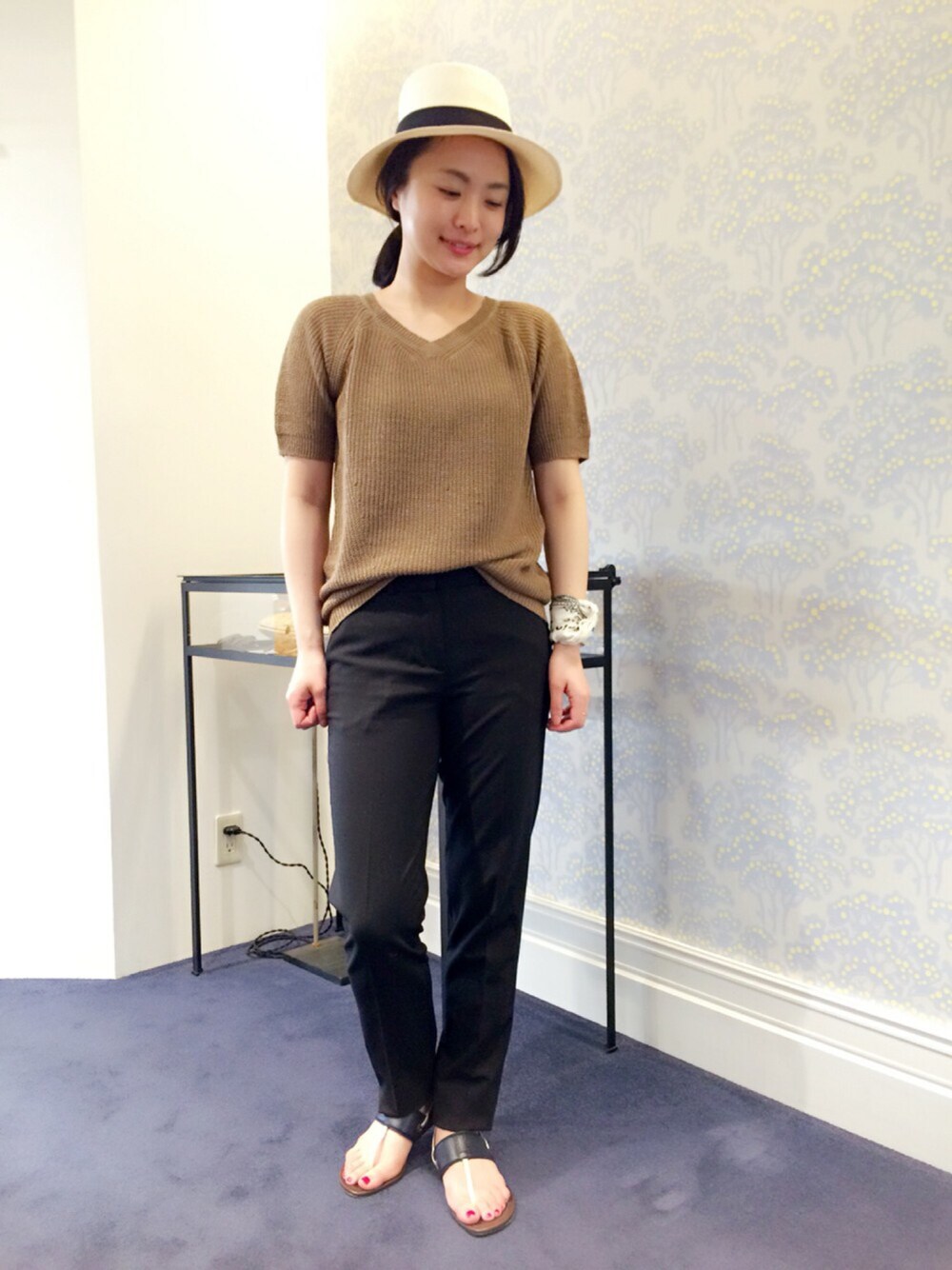 ブラック系のその他パンツ、ベージュ系のニット/セーターを着用したレディースの春コーディネートの1枚目の写真