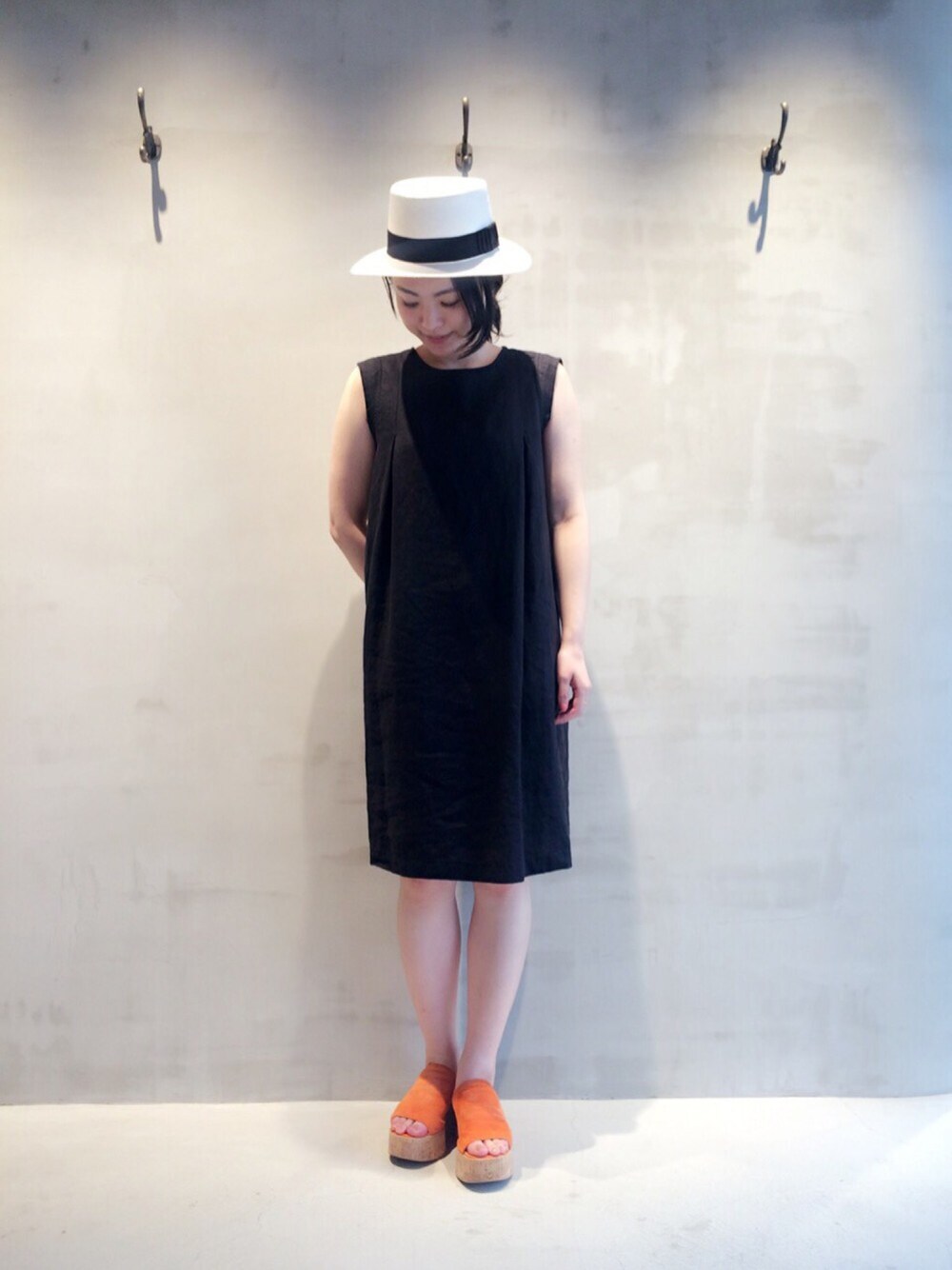 「シンプル、夏、ワンピース、リネン、HELIOPOLE(HELIOPOLE)、代官山、ブラックコーデ」｜「HELIOPOLEのアイテム（ワンピース、ブラック系）」を使った、i_k_u_m_iさん（レディース・158cm）の夏コーディネートの1枚目の写真