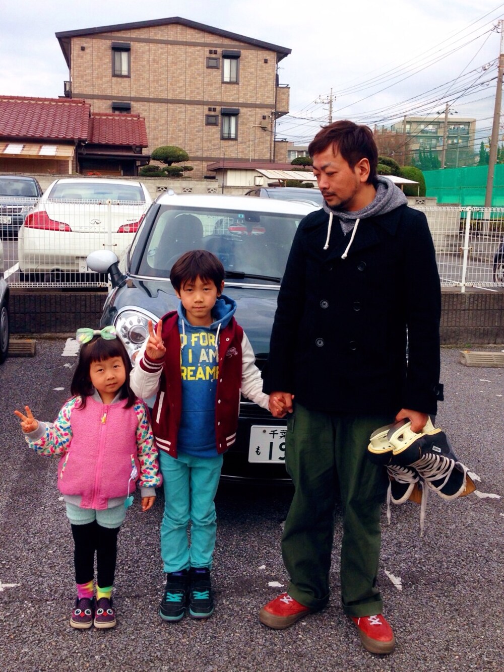 「カーキのカーゴパンツ、室長、ピーコート、グレーのパーカー」｜「SmoothyのSmoothy Hoodie Award Jacket / スムージー フード付きスタジャン（スタジャン、レッド系）」を使った、Tatsuya Kubota/久保田竜弥さん（メンズ・175cm）の冬コーディネートの1枚目の写真